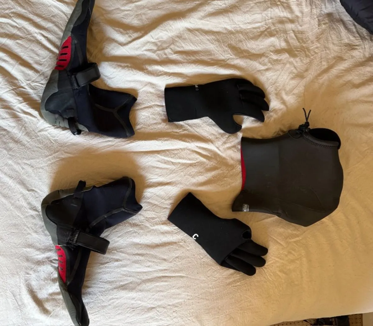 Wetsuit Large 5/4mm with boots, gloves and hood - Image 3
