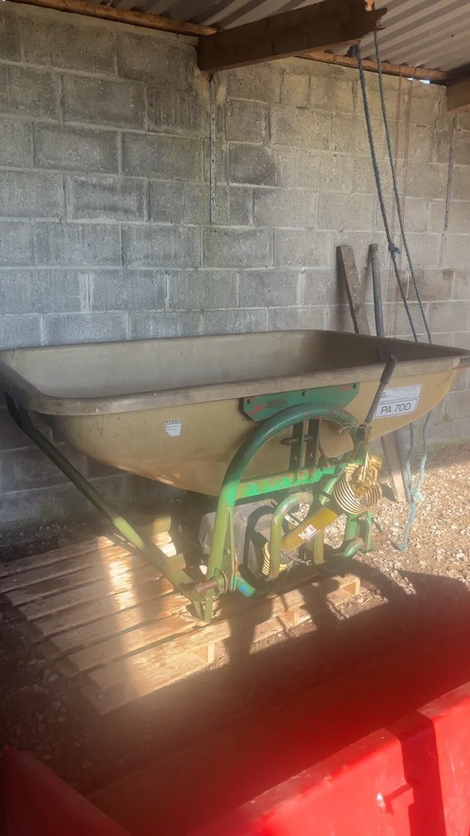 Fertiliser spreader - Image 1