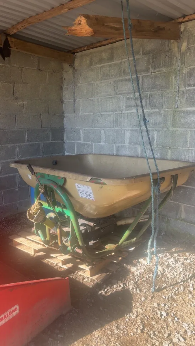 Fertiliser spreader - Image 2
