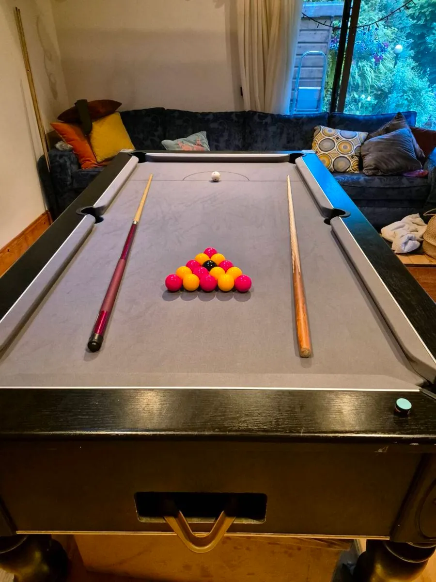 Pool table - Image 1