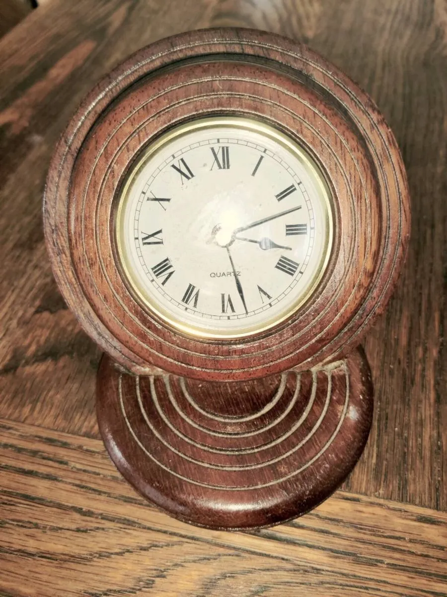 VINTAGE MATURED OAK, 5"ROUND Hand Carved Clock ! - Image 4