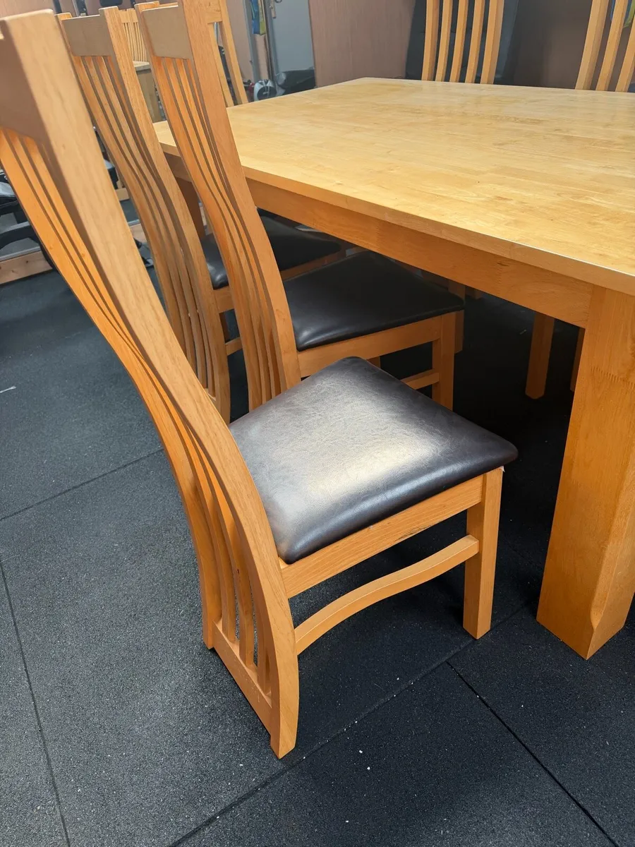 Table and chairs - Image 1