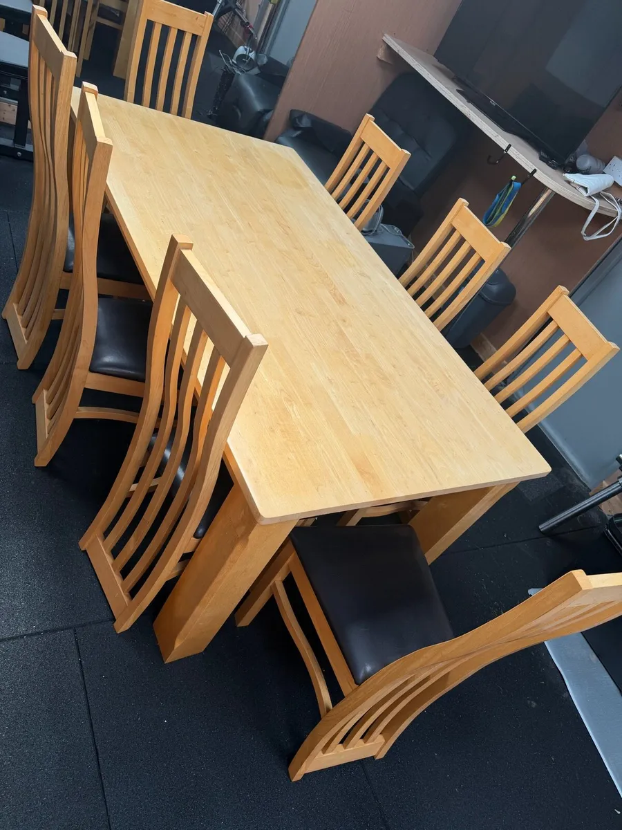 Table and chairs - Image 3