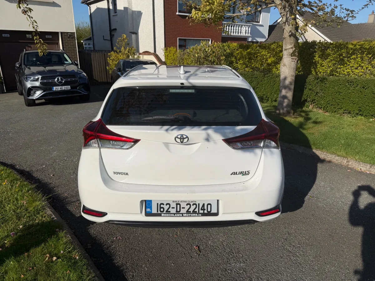 Toyota Auris van 2016 like new - Image 4