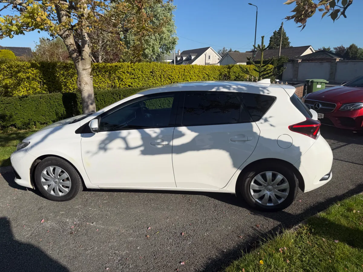 Toyota Auris van 2016 like new - Image 1
