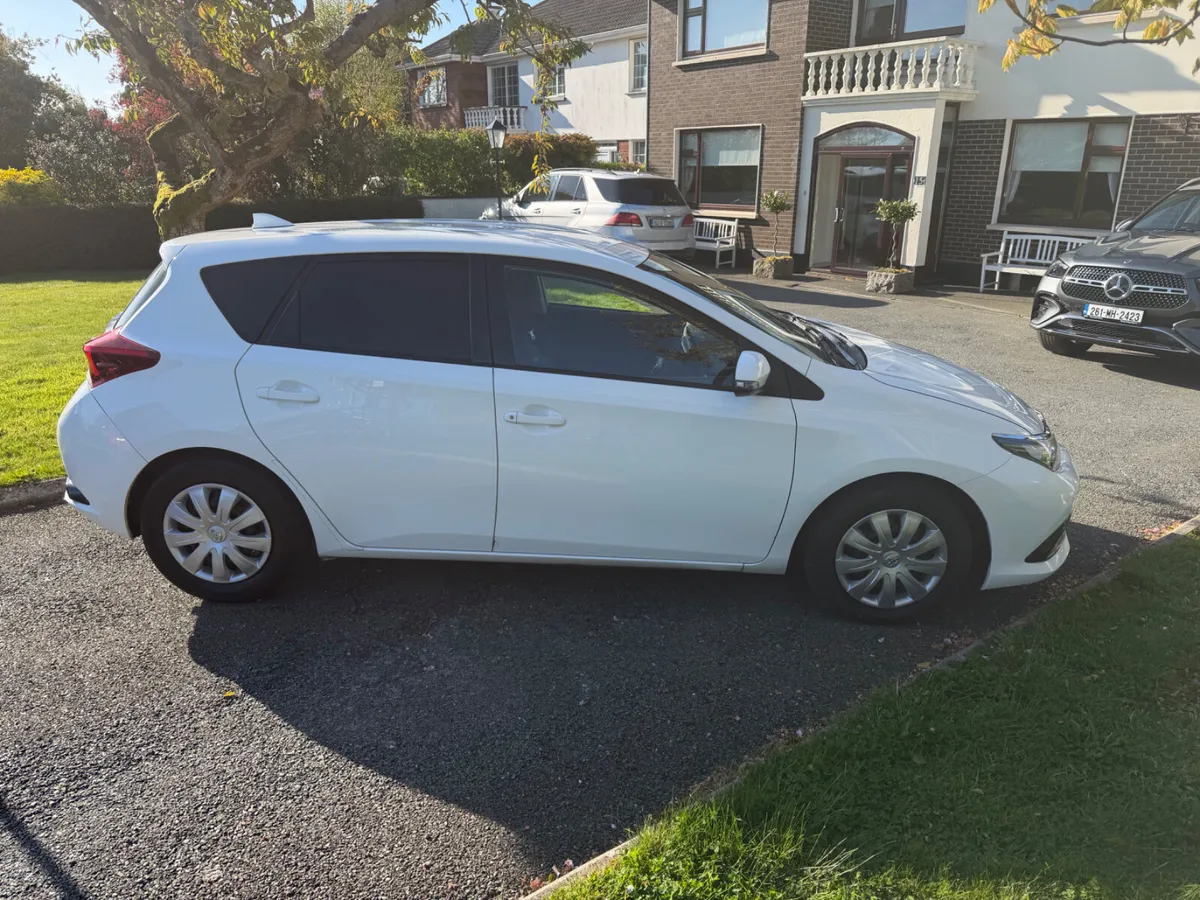 Toyota Auris van 2016 like new - Image 2