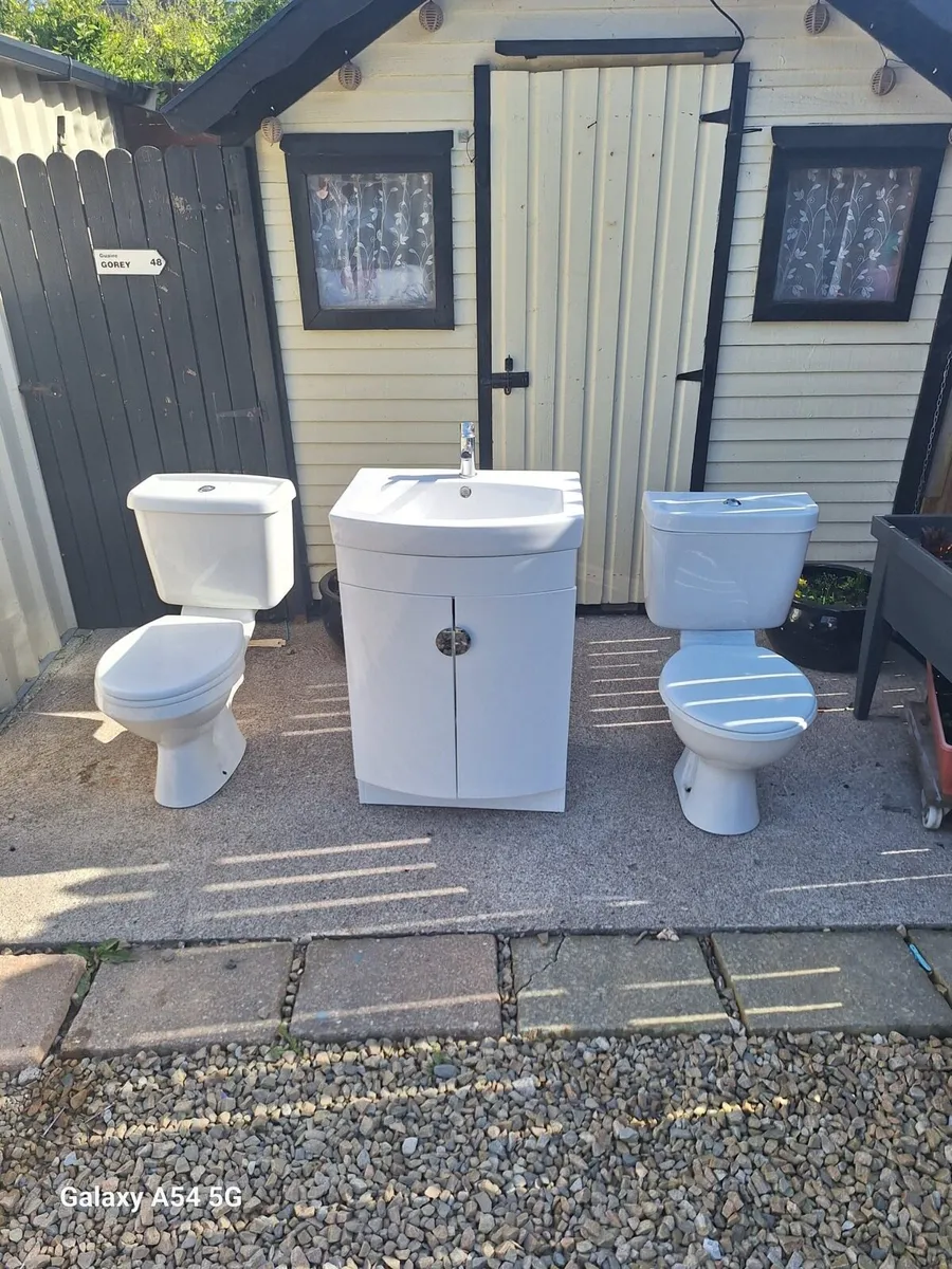 Vanity unit and 2 toilets - Image 1