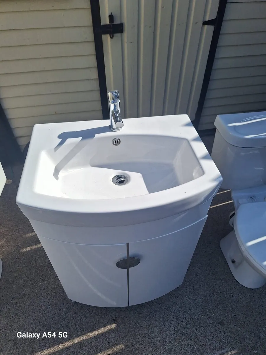 Vanity unit and 2 toilets - Image 2