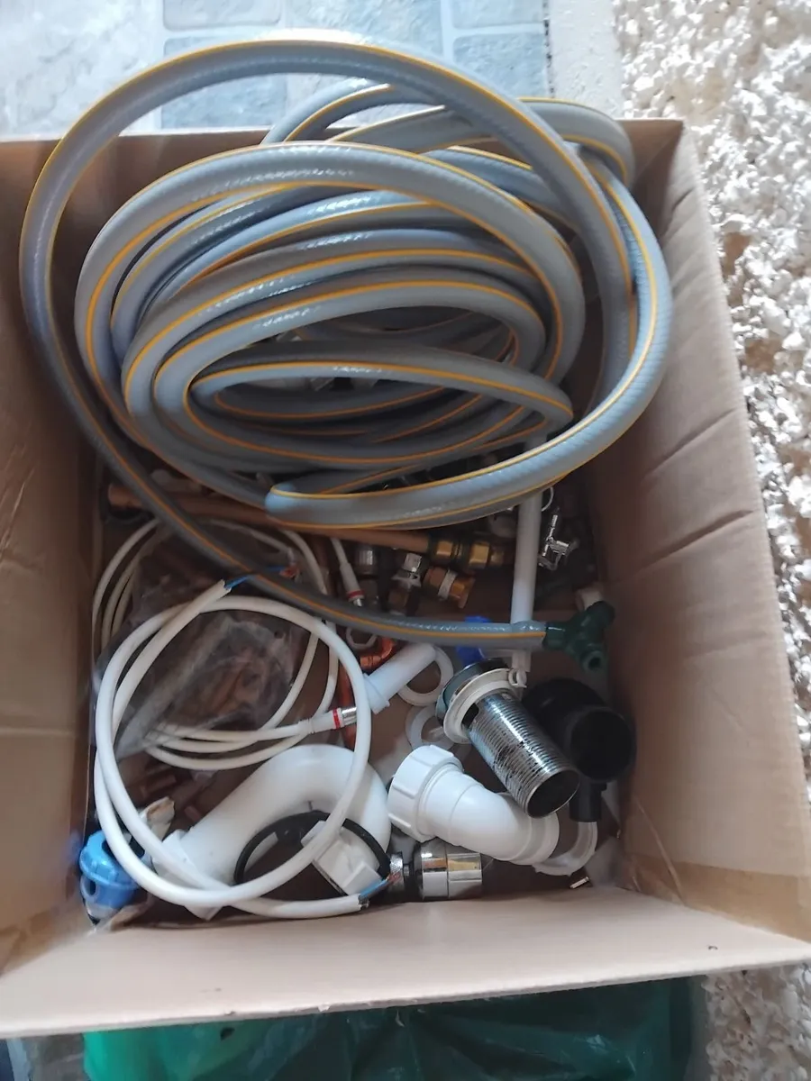 Box of plumbing fittings - Image 1