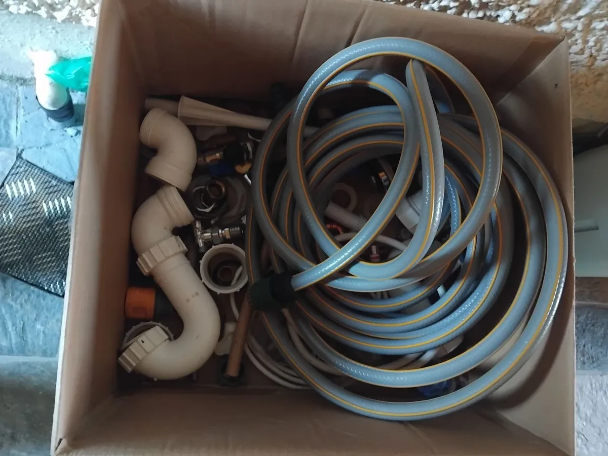 Box of plumbing fittings - Image 2