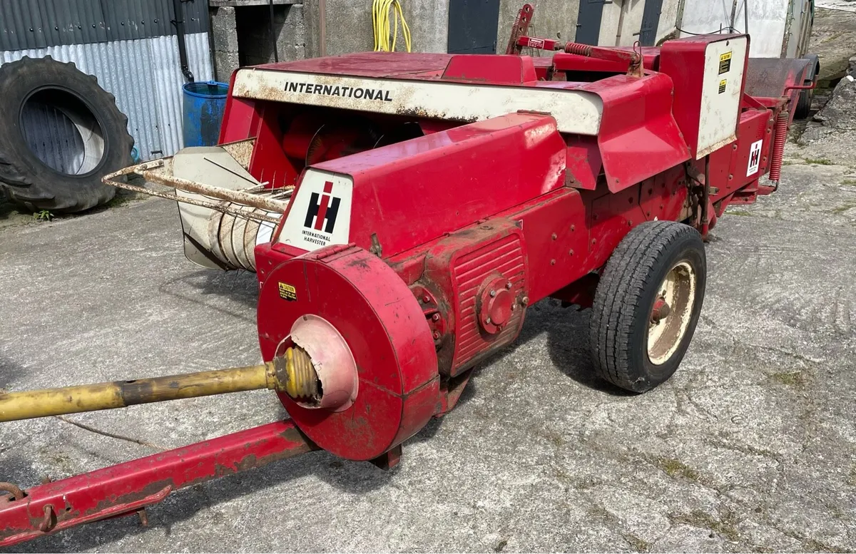 International Square Baler - Image 1