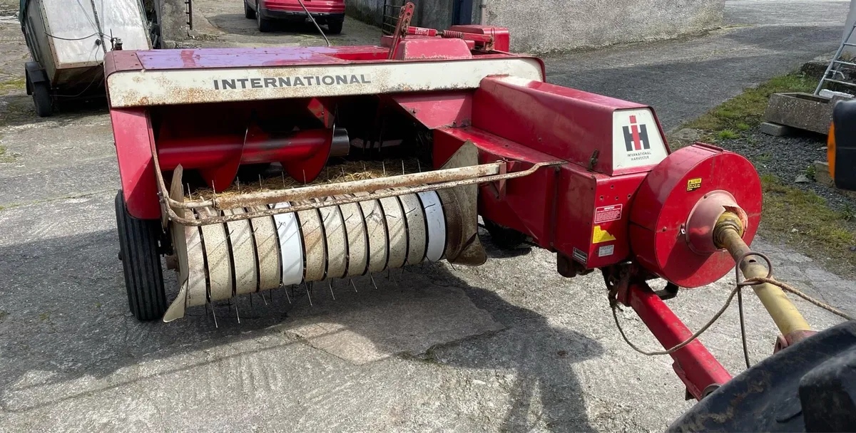 International Square Baler - Image 2