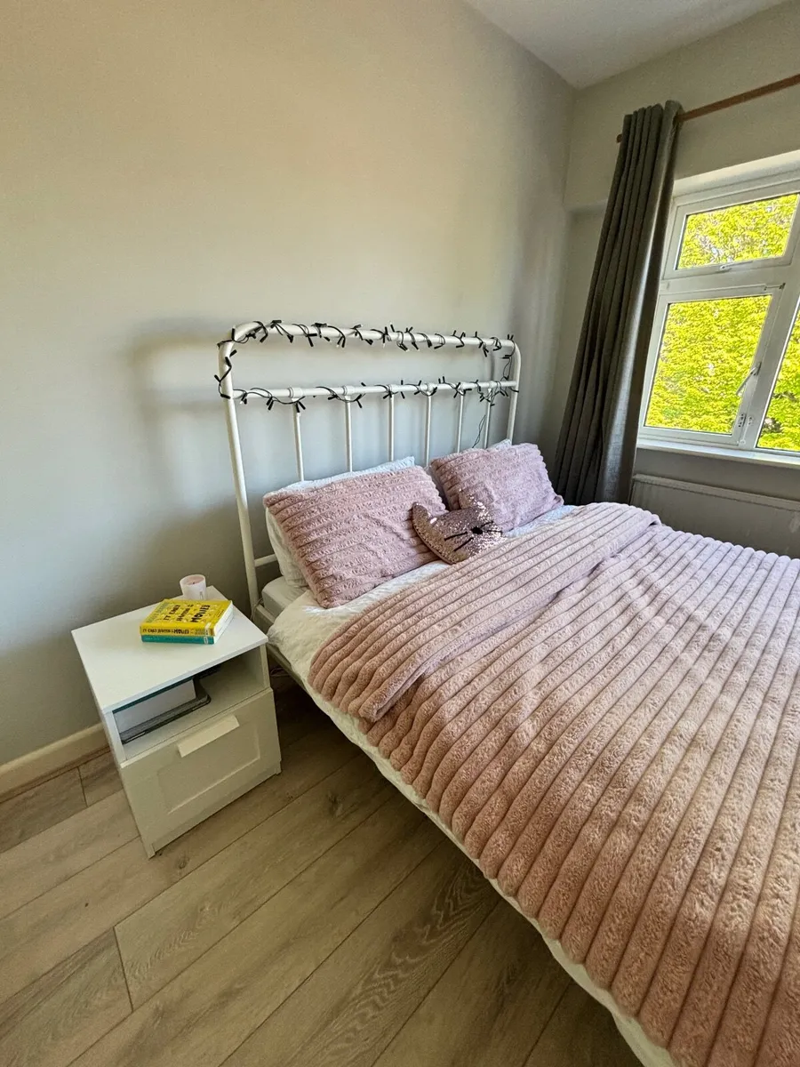 Bedroom furniture bed, wardrobe, dressing table.. - Image 1