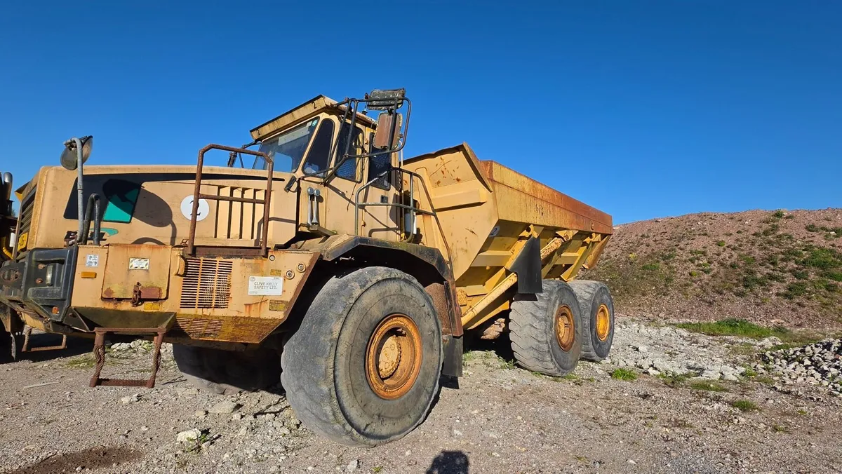 Bell dump trucks - Image 1