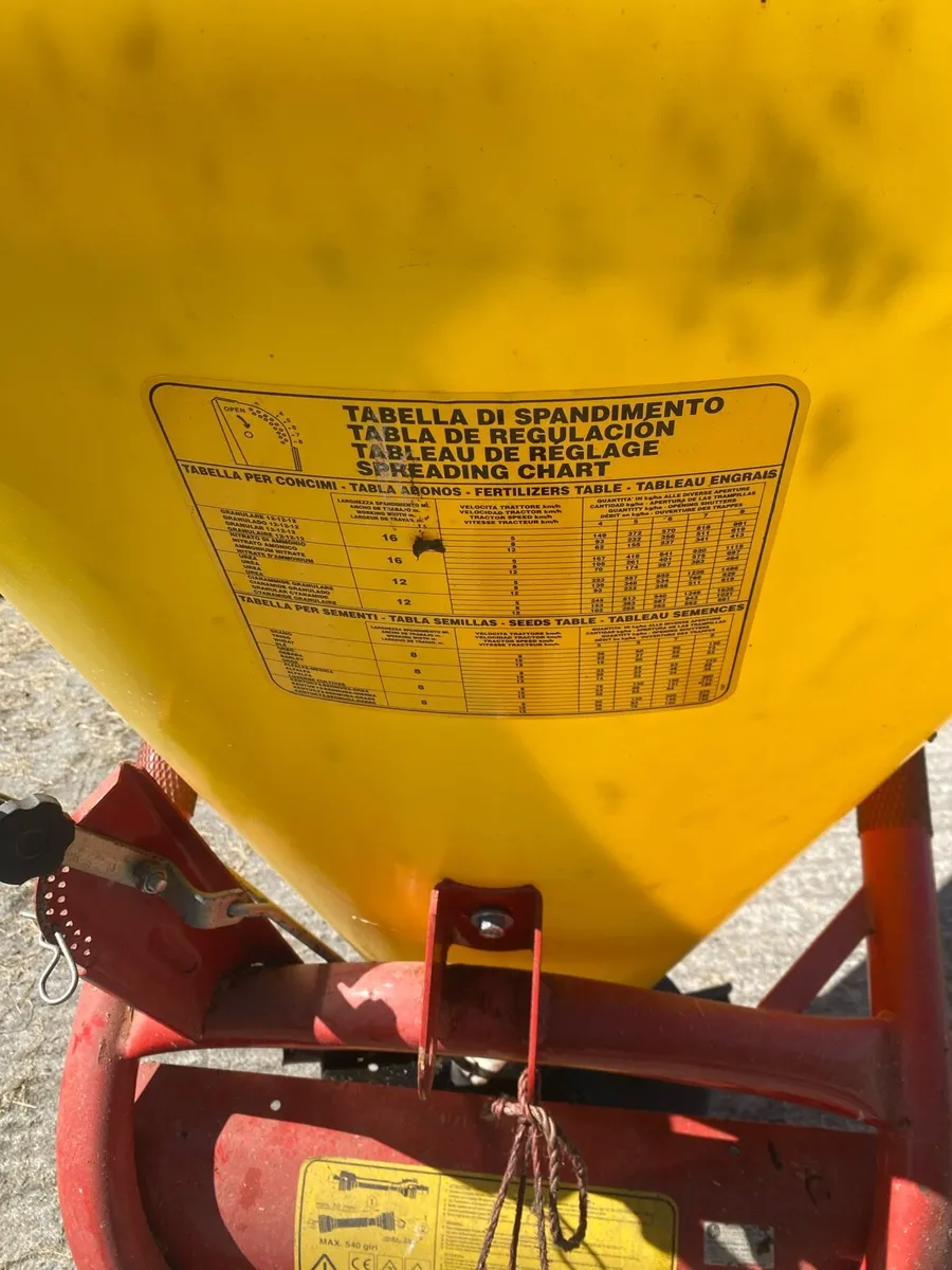 Fertiliser Spreader - Image 4