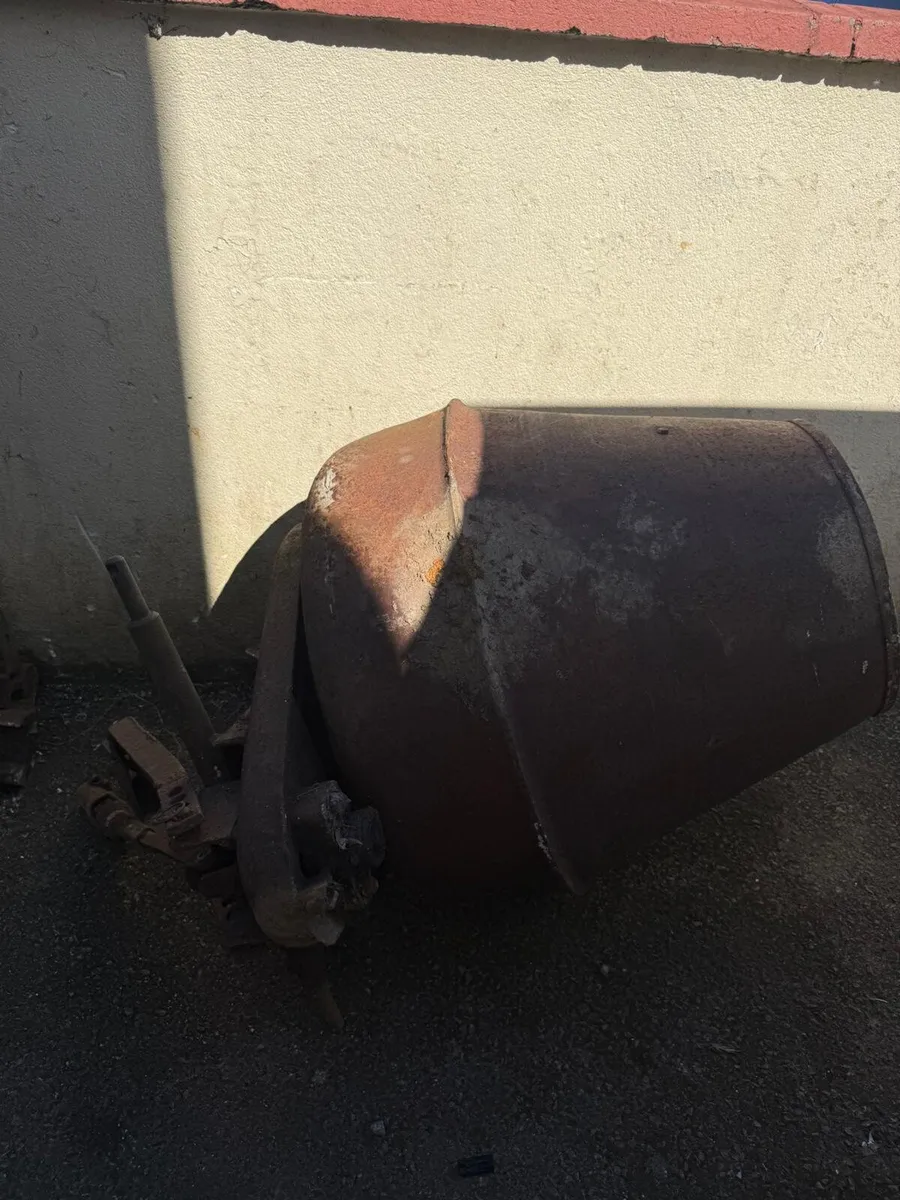 Tractor cement mixer - Image 1