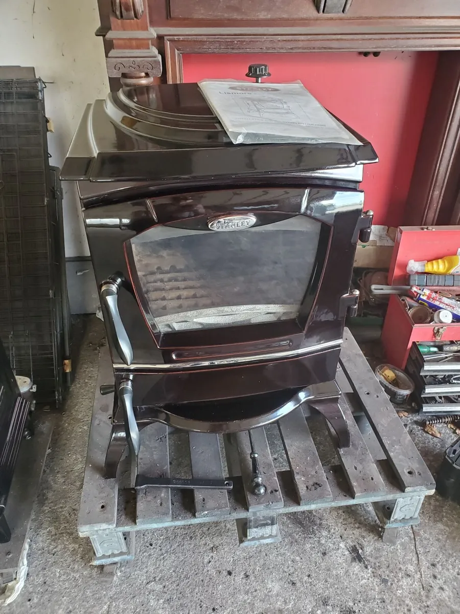 Brown enamel Stanley Lismore boiler stove. Heats d - Image 1