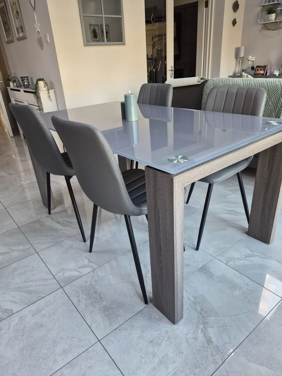 Dining table and chairs - Image 2