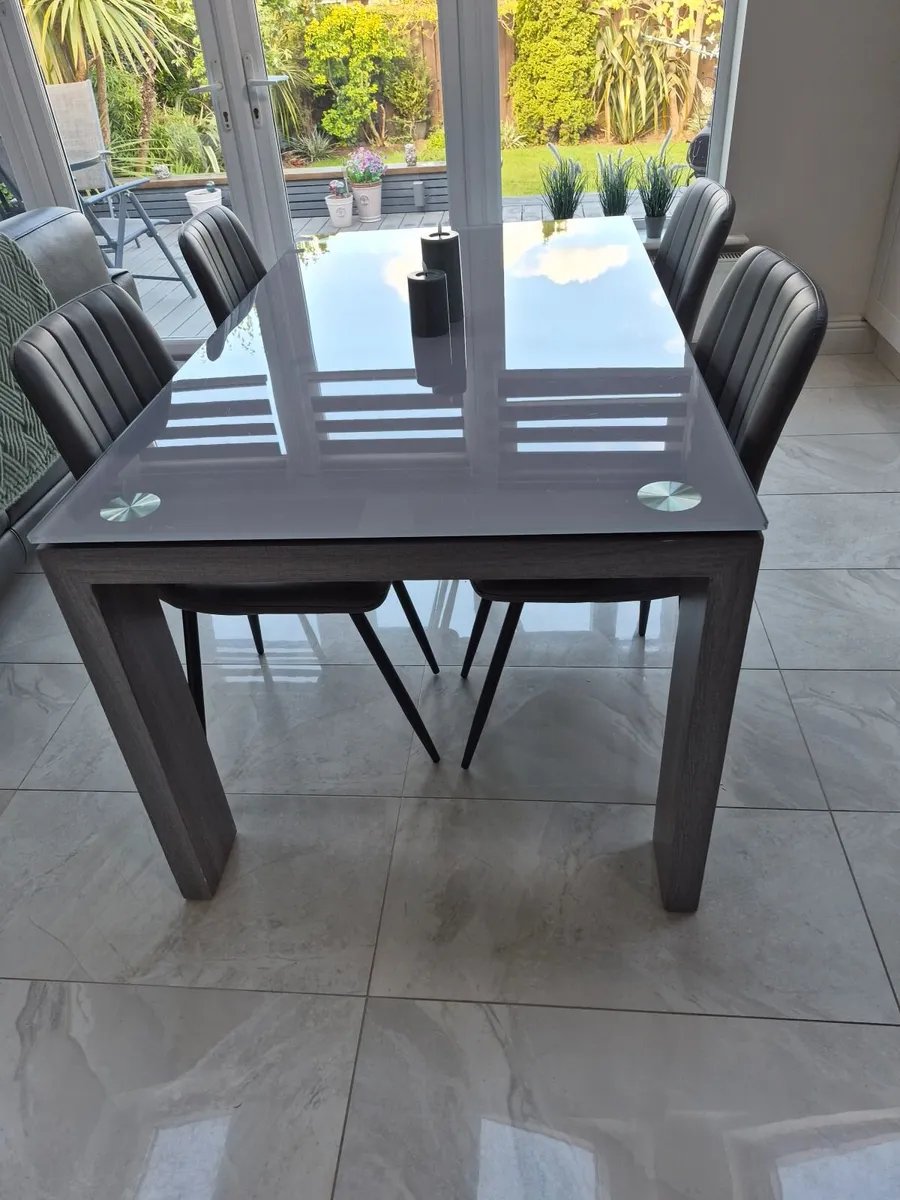 Dining table and chairs - Image 1