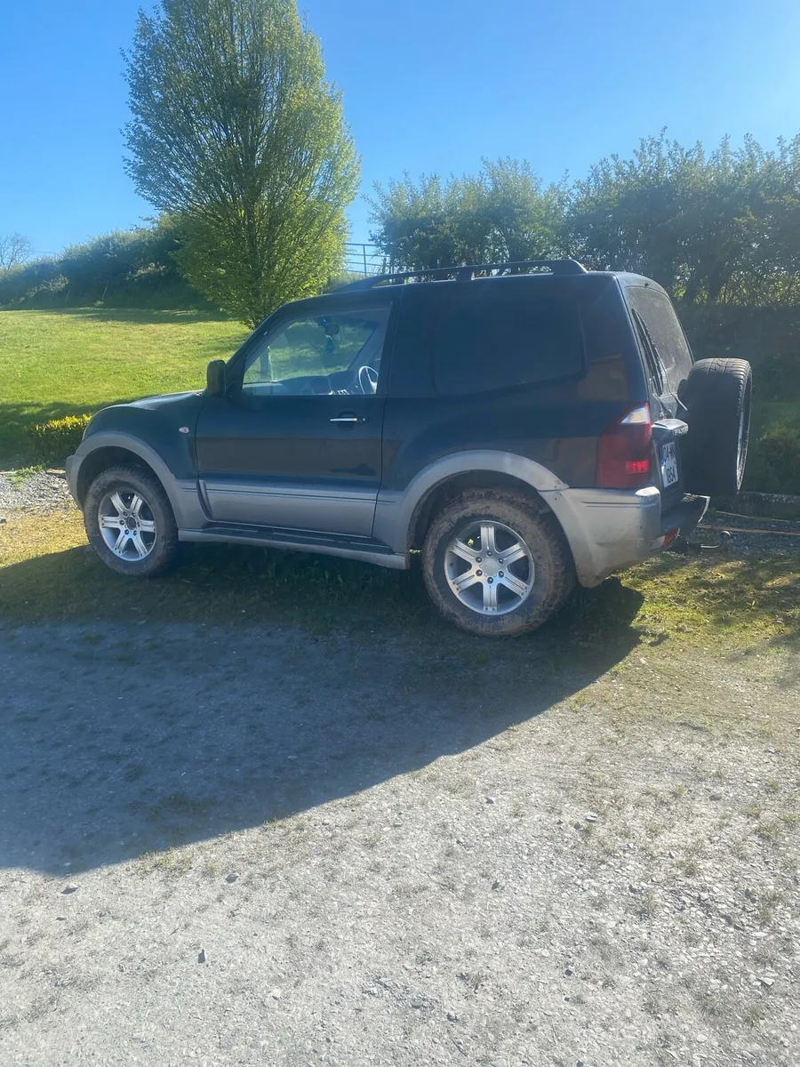 2004 Mitsubishi Pajero - Image 1