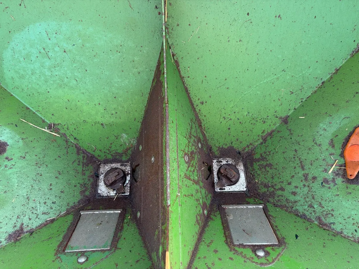 Amazone fertiliser spreader - Image 2