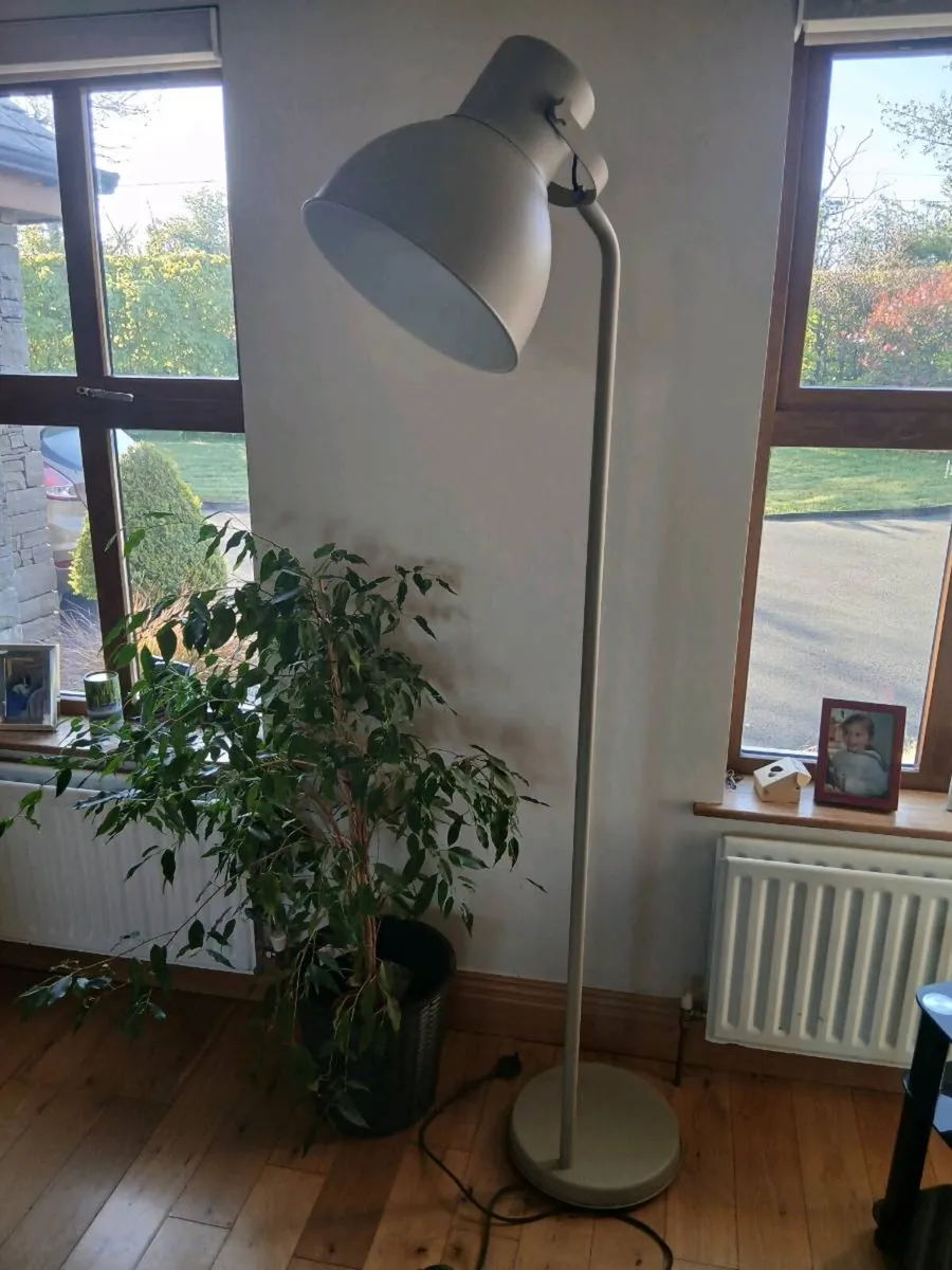 Tall cream metal 6ft lamp - Image 1