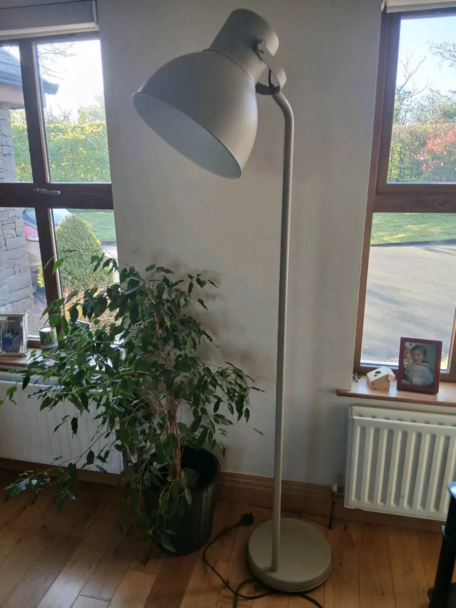 Tall cream metal 6ft lamp - Image 2