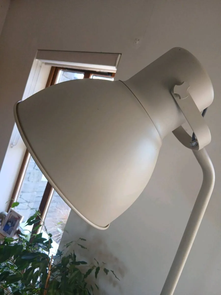 Tall cream metal 6ft lamp - Image 3