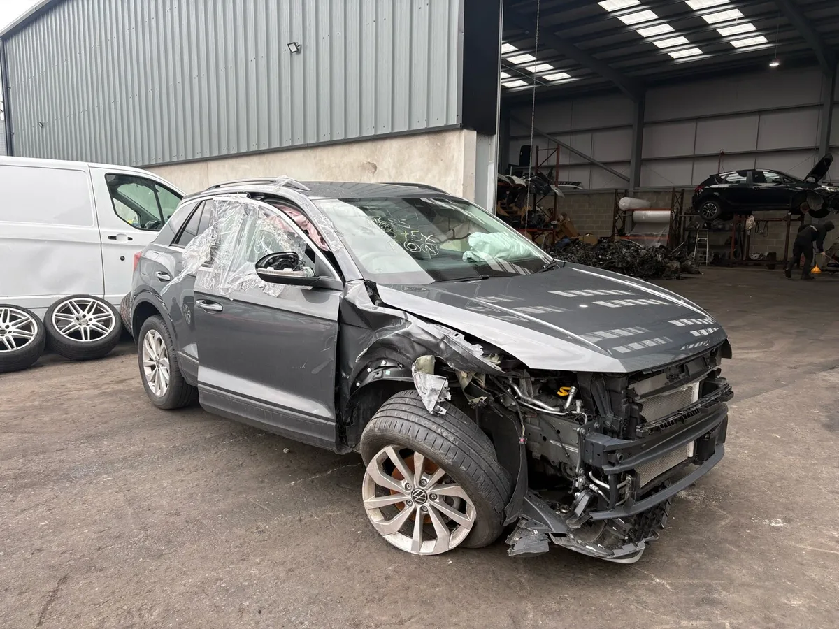 BREAKING 2025 VW T-ROC 1.0 Petrol Manual - Image 2