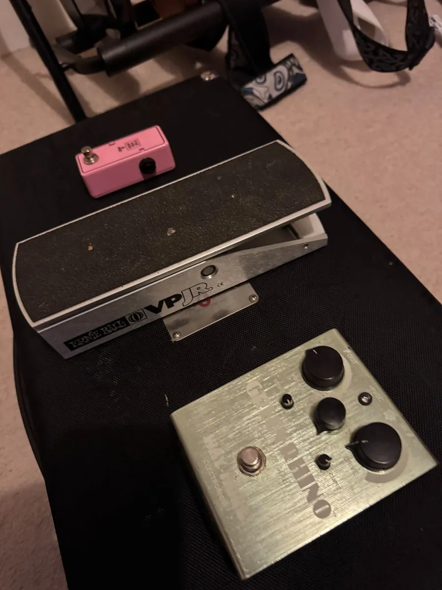 Guitar Rig Bundle — Pedalboard, Guitar, Amp (lot) - Image 3
