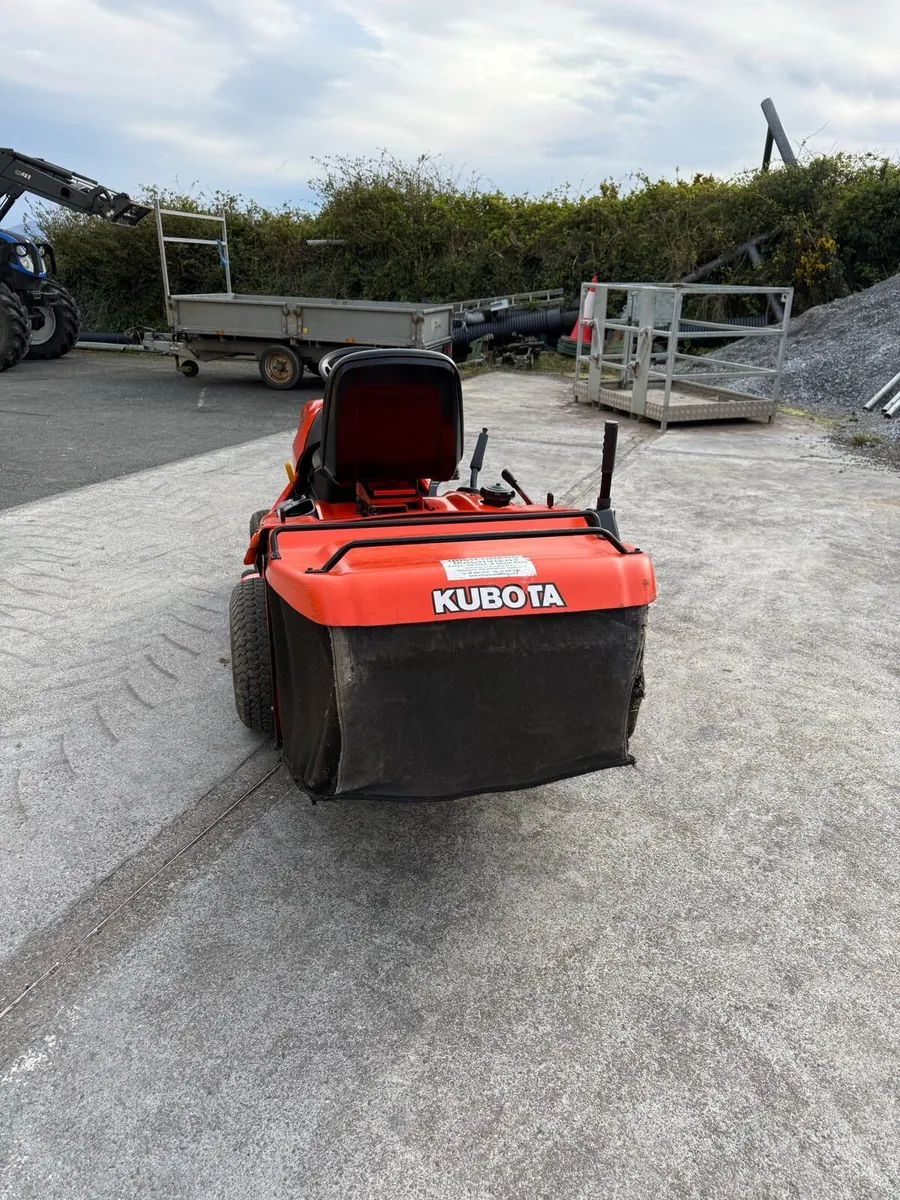 Kubota ride on lawnmower - Image 2