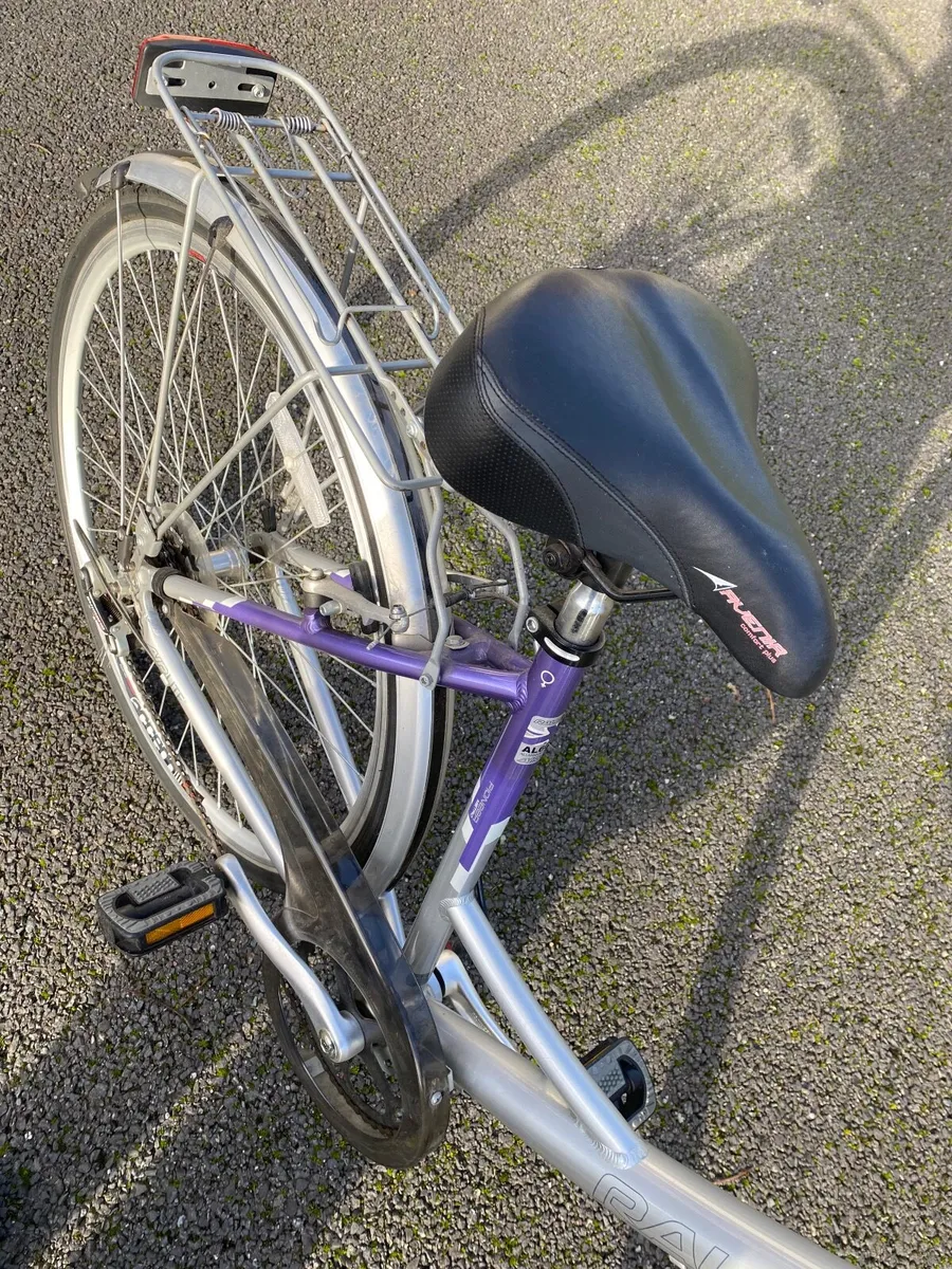 Ladies Raleigh bicycle. Great condition. - Image 3