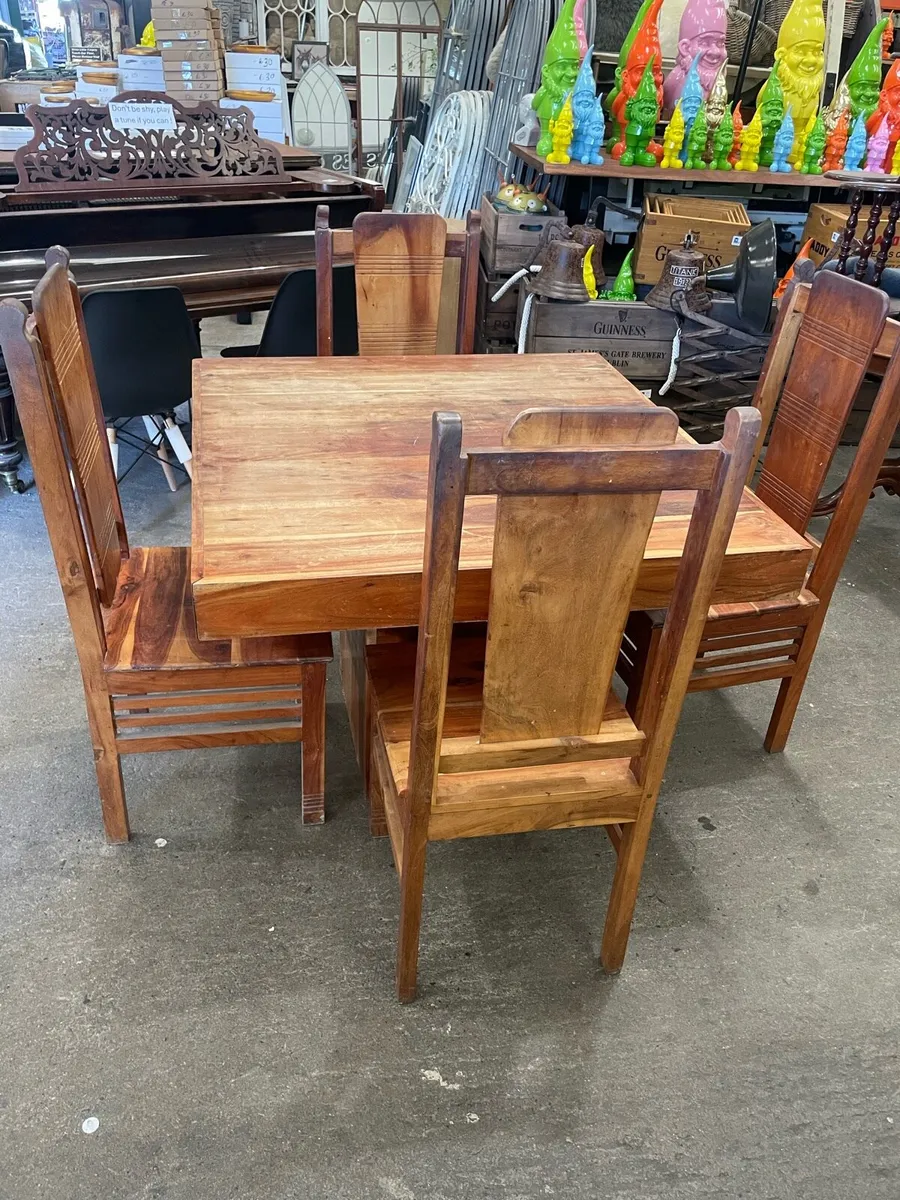 Table and chairs - Image 1