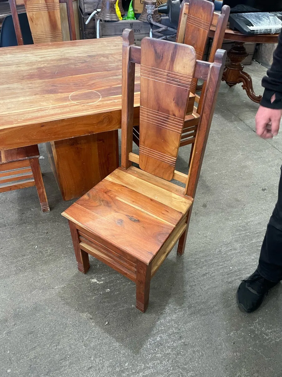 Table and chairs - Image 2