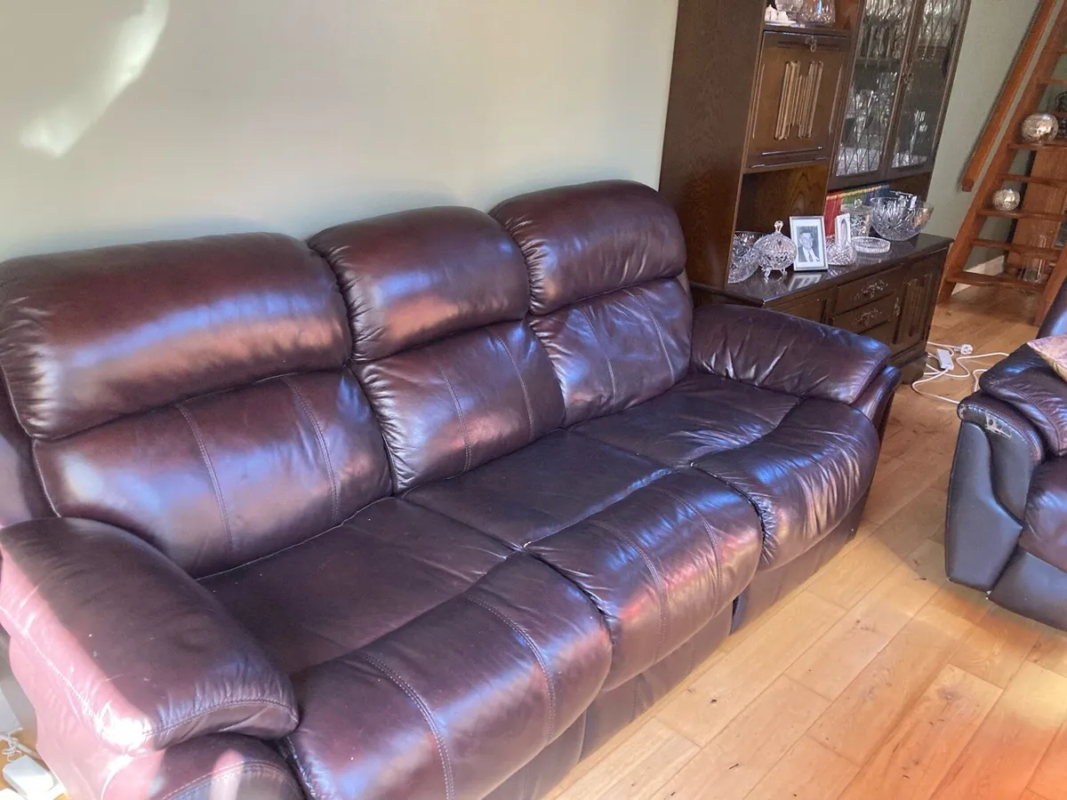 Reclining leather couch and two reclining chairs - Image 1