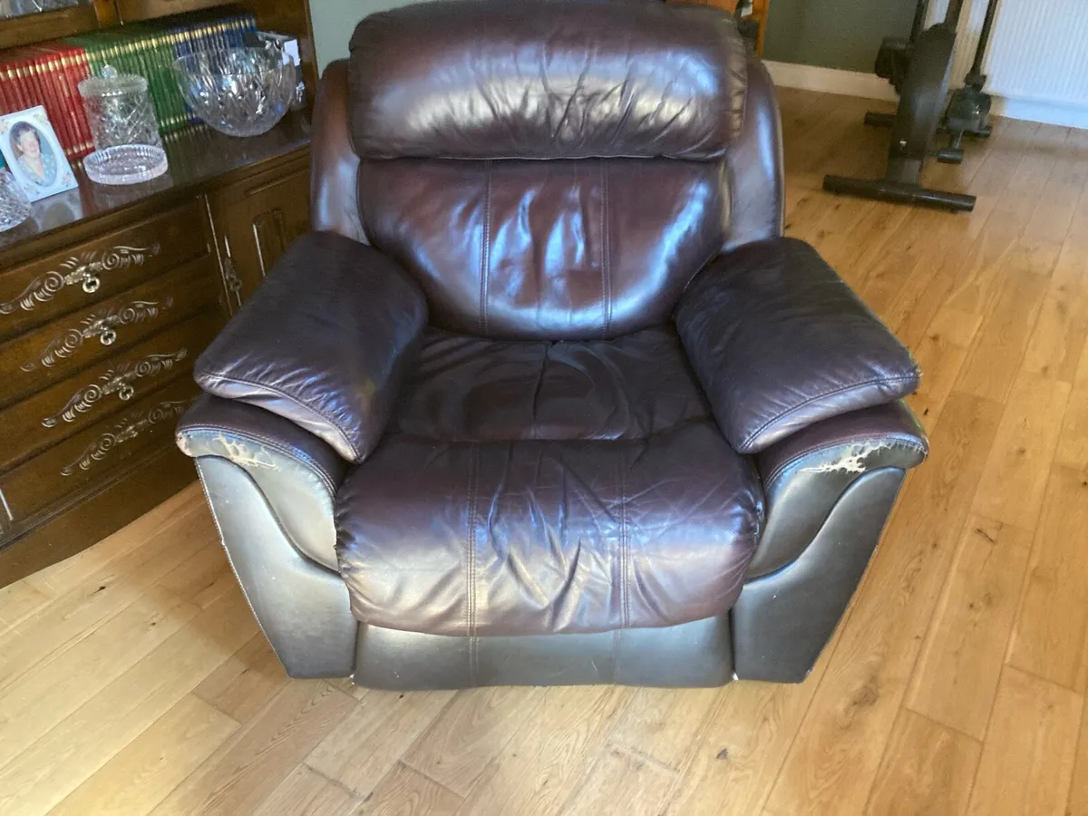 Reclining leather couch and two reclining chairs - Image 2