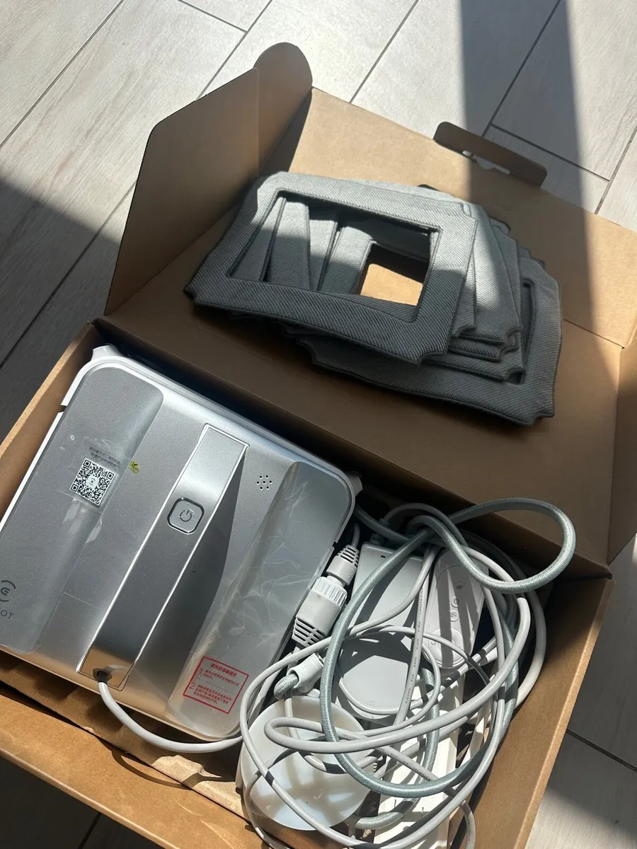 Ecovacs window cleaning robot - Image 1
