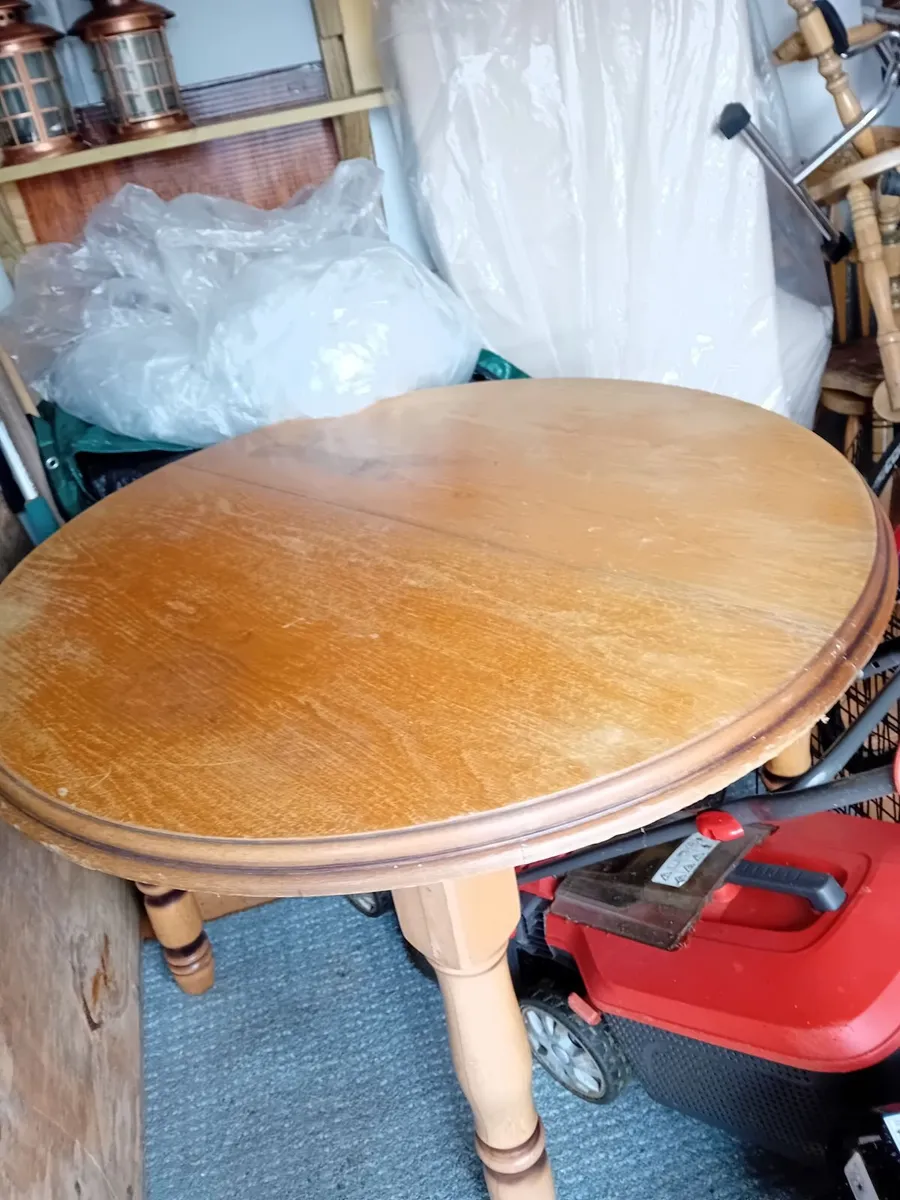 Table and chairs - Image 1