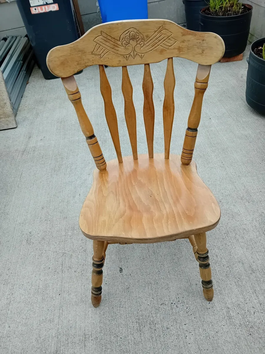 Table and chairs - Image 2