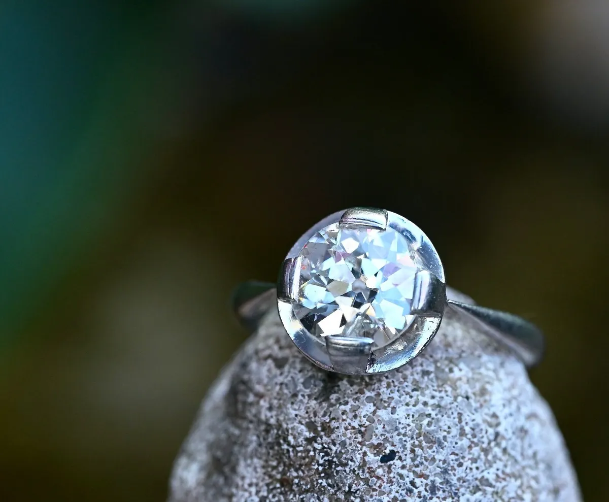 Antique Art Deco 1.8ct Diamond Solitaire Ring - Image 1