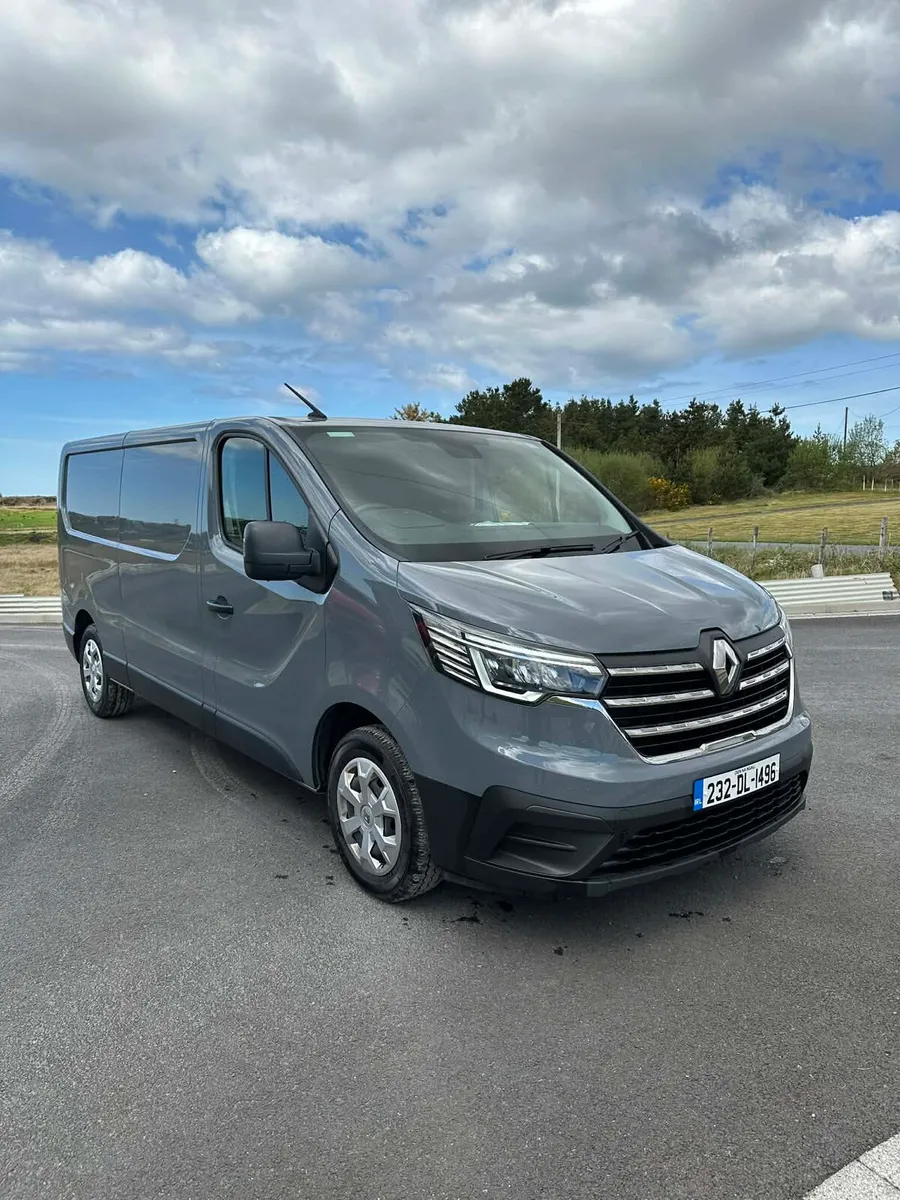 2023 renault traffic lwb - Image 1