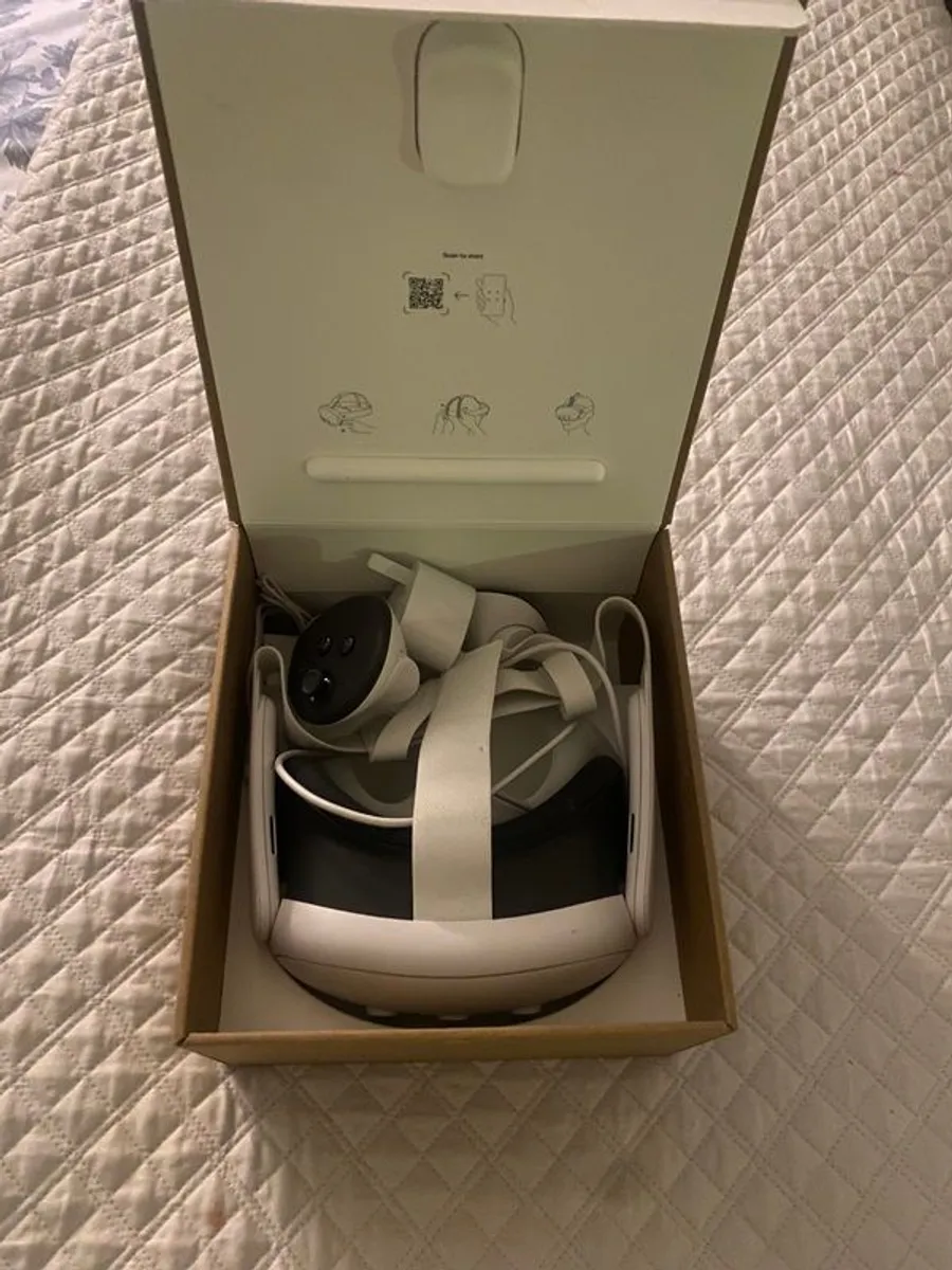 Consoles and games - Image 1