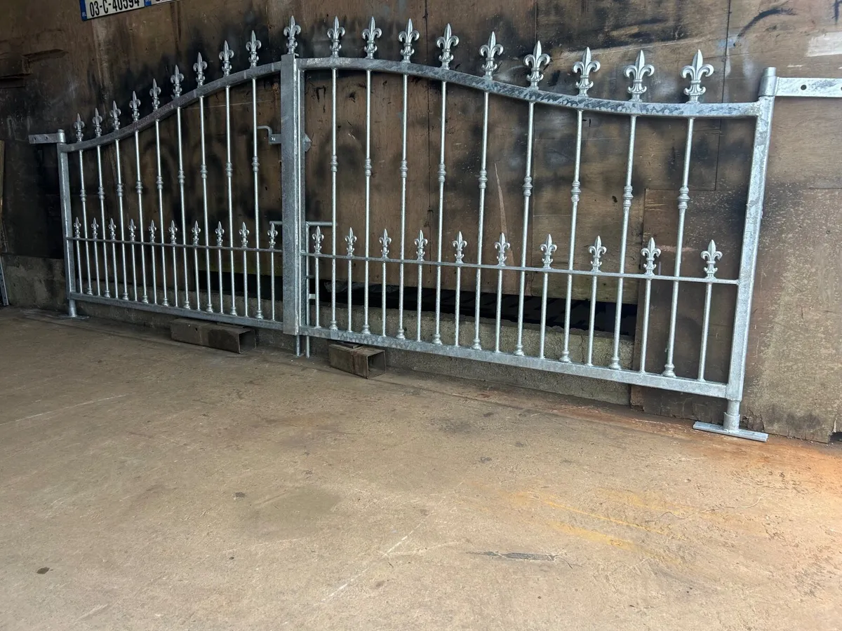 ENTRANCE GATES - Image 1