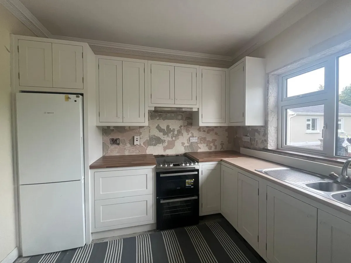 Kitchen furniture and appliances - Image 1