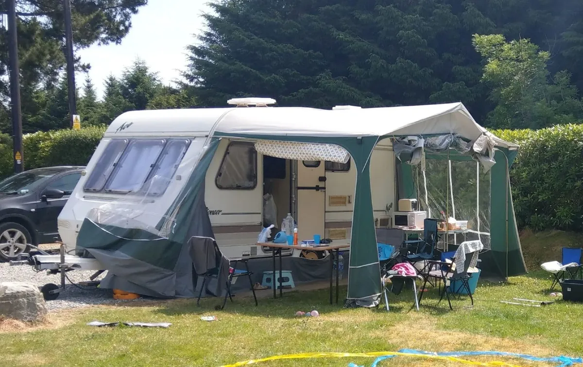 COMPACT 4+1 BERTH VERY CLEAN CARAVAN WITH AWNING - Image 1