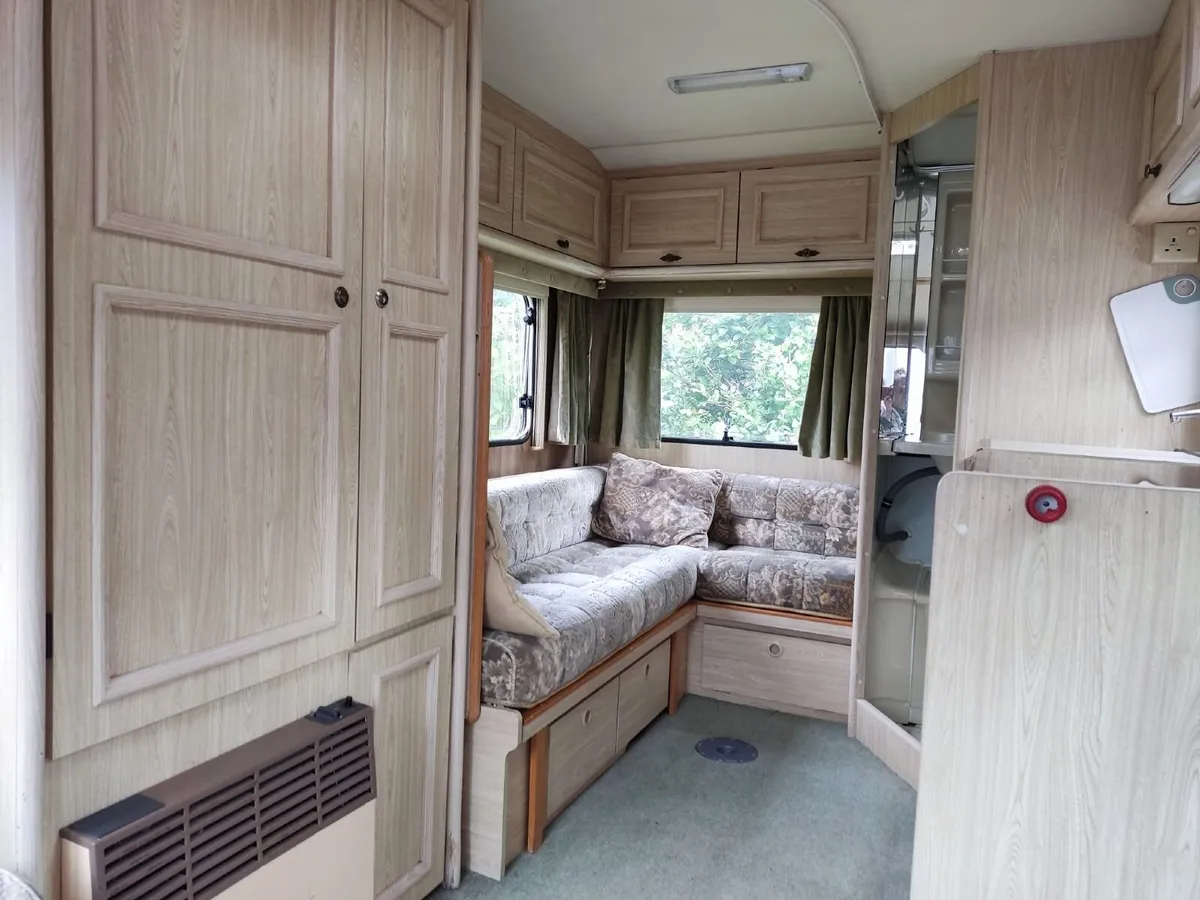 COMPACT 4+1 BERTH VERY CLEAN CARAVAN WITH AWNING - Image 2