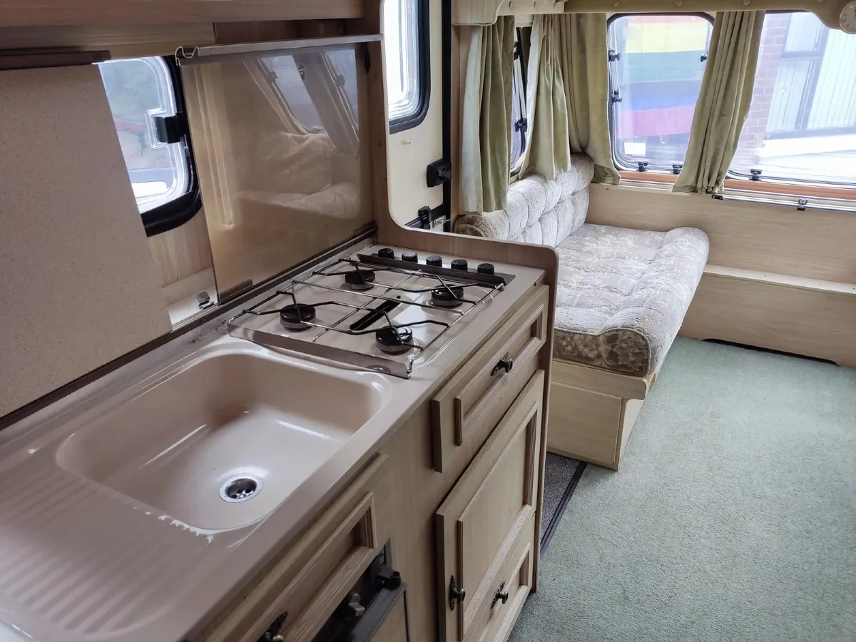 COMPACT 4+1 BERTH VERY CLEAN CARAVAN WITH AWNING - Image 3