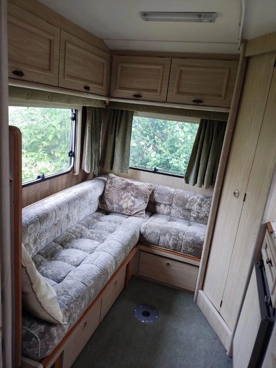 COMPACT 4+1 BERTH VERY CLEAN CARAVAN WITH AWNING - Image 4