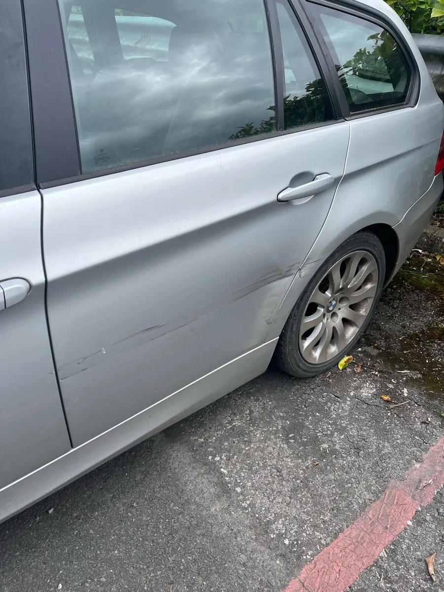 BMW 320i Touring 2006 for Repair or Parts - Image 3