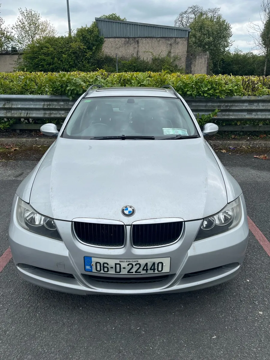 BMW 320i Touring 2006 for Repair or Parts - Image 2
